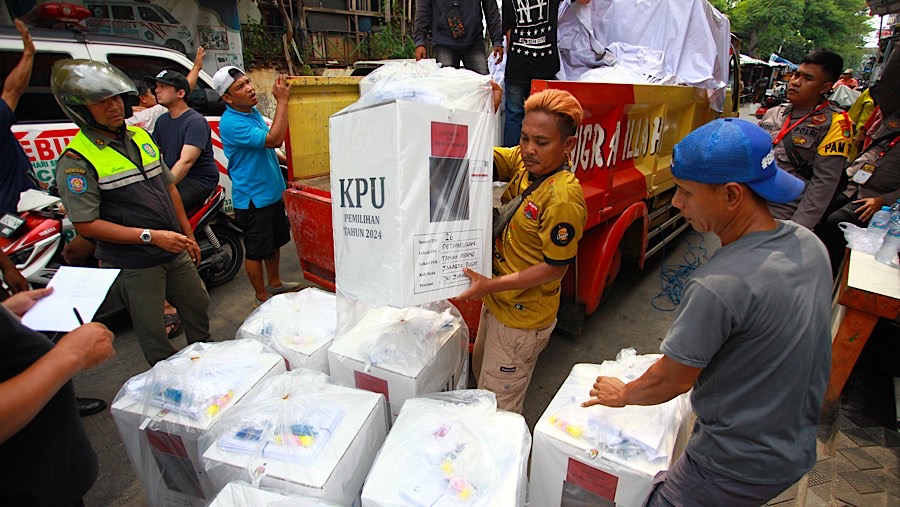 KPU Jakarta mulai mendistribusikan logistik pilkada dari kecamatan ke balai RW dan kelurahan. (Bloomberg Technoz/Andrean Kristianto)