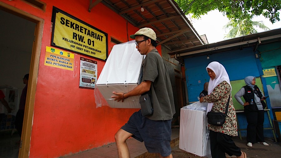 Nantinya petugas KPPS dapat mengambil logistik pilkada pada pukul 05.00 pagi di hari pemungutan suara. (Bloomberg Technoz/Andrean Kristianto)