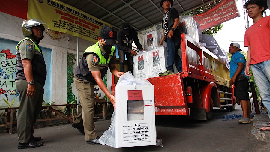 Logistik yang sudah diterima dikelurahan dan sskretariat RW sudah 80 persen. (Bloomberg Technoz/Andrean Kristianto)