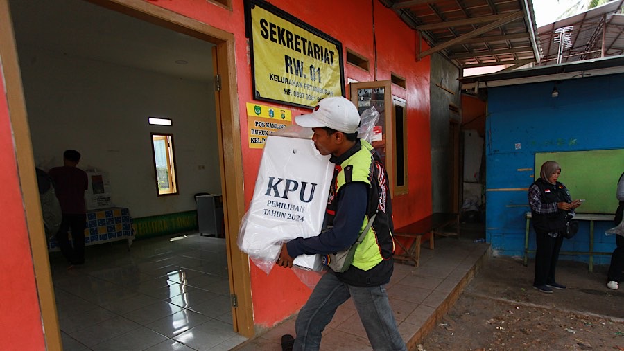 Petugas membawa logistik pilkada untuk dibawa ke kantor RW di kawasan Petamburan, Selasa (26/11/2024). (Bloomberg Technoz/Andrean Kristianto)