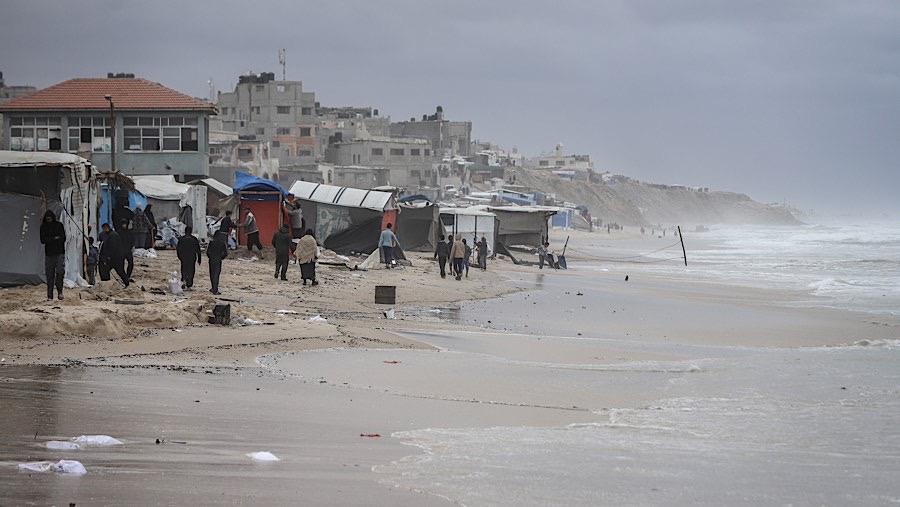 Kondisi tempat penampungan sementara warga Palestina yang rusak di pantai dekat Deir al-Balah, Gaza tengah, Senin (25/11/2024) (Ahmad Salem/Bloomberg)