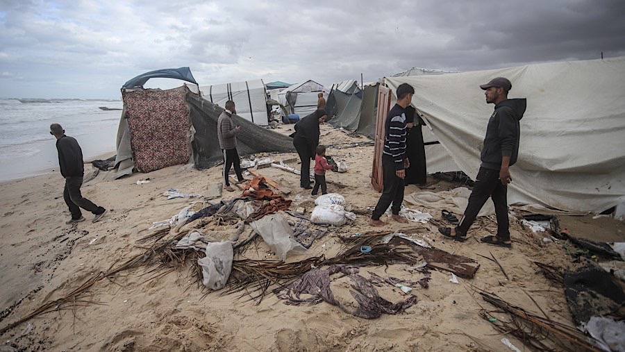 UNRWA memperingatkan setengah juta orang di seluruh wilayah risiko di daerah yang dilanda banjir. (Ahmad Salem/Bloomberg)