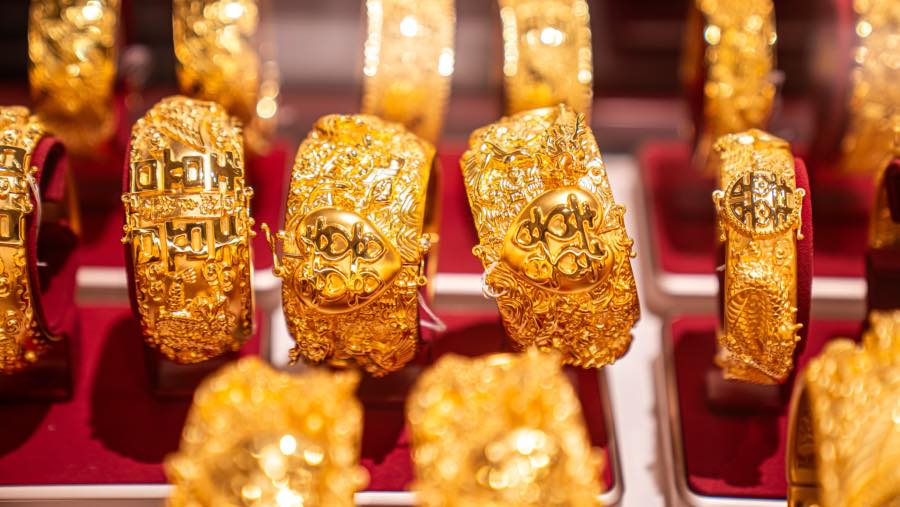 Gold bangles on display a Chow Tai Fook Jewellery Group Ltd. store in Hong Kong. (Sumber: Lam Yik/Bloomberg)