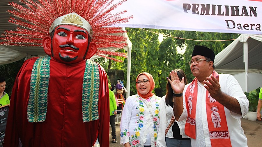 Usai menggunakan hak suaranya, Rano lalu menyapa sejumlah awak media. (Bloomberg Technoz/Andrean Kristianto)