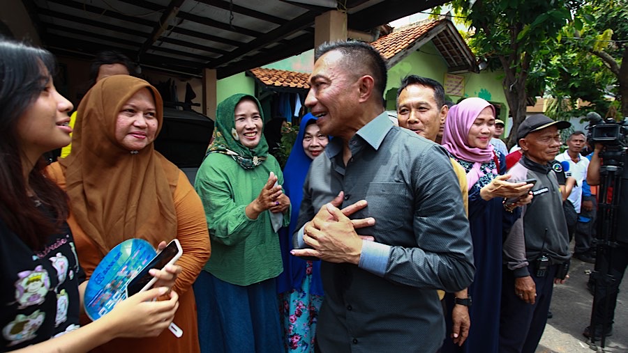 Cagub Jakarta Dharma Pongrekun menyapa warga di TPS 031, Lebak Bulus, Rabu (27/11/2024). (Bloomberg Technoz/Andrean Kristianto)