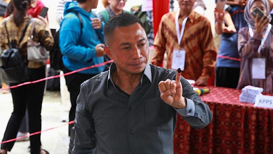 Cagub Jakarta Dharma Pongrekun menggunakan hak pilihnya pada pilkada di TPS 031, Lebak Bulus, Rabu (27/11/2024) (Bloomberg Technoz/Andrean Kristianto)