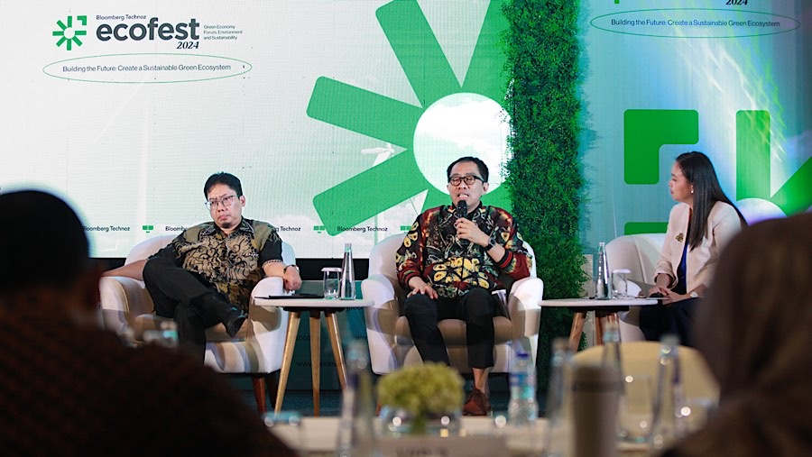 Salah satu pembicara pada diskusi panel 2 yakni Wakil Menteri Perindustrian Faisol Riza (tengah). (Bloomberg Technoz/Andrean Kristianto)