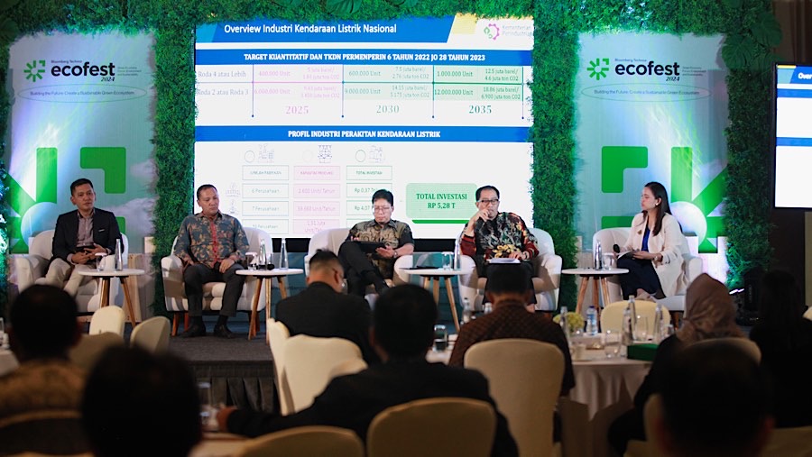 Diskusi mengenai tantangan pembangunan infrastruktur kendaraan listrik di Indonesia dalam acara Ecofest 2024. (Bloomberg Technoz/Andrean Kristianto)