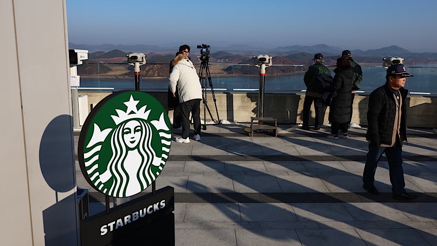 Starbucks membuka sebuah kafe di menara observasi Aegibong, Gimpo, Korea Selatan. (SeongJoon Cho/Bloomberg)