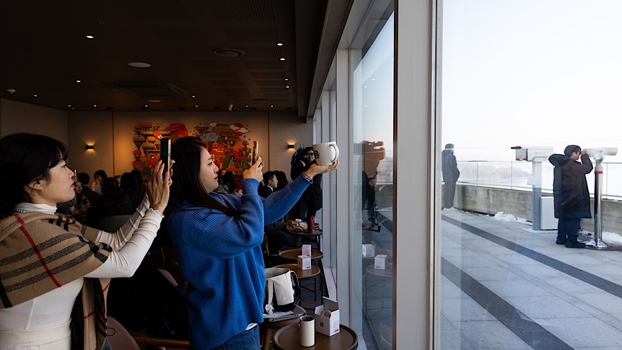 Pelanggan mengambil foto di toko Starbucks Coffee di Aegibong Peace Ecopark di Gimpo, Korea Selatan, Jumat (29/11/2024). (SeongJoon Cho/Bloomberg)