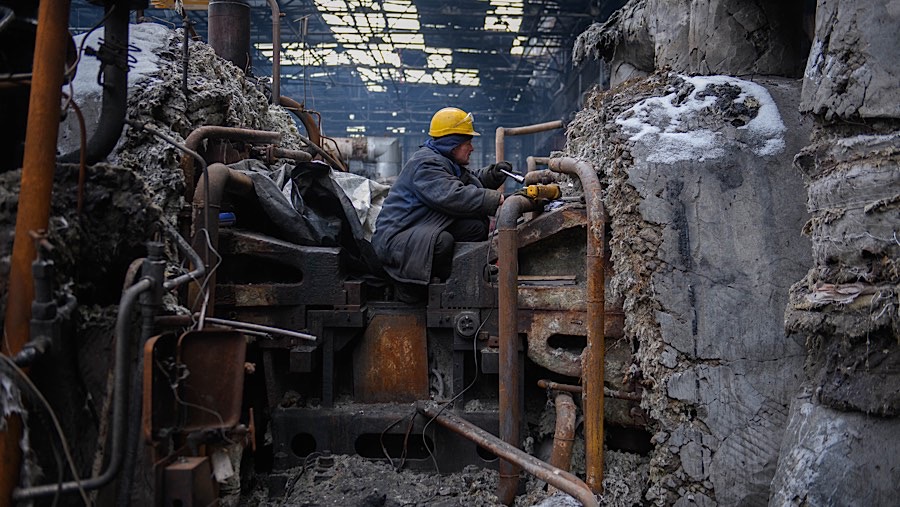 Pekerja memperbaiki pembangkit listrik tenaga termal yang rusak akibat serangan  Rusia di Ukraina, Kamis (28/11/2024). (Olga Ivashchenko/Bloomberg)