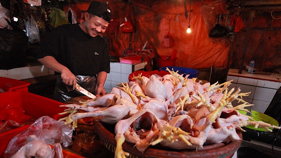 Pedagang memotong daging ayam di Pasar Minggu, Senin (2/12/2024), (Bloomberg Technoz/Andrean Kristianto)