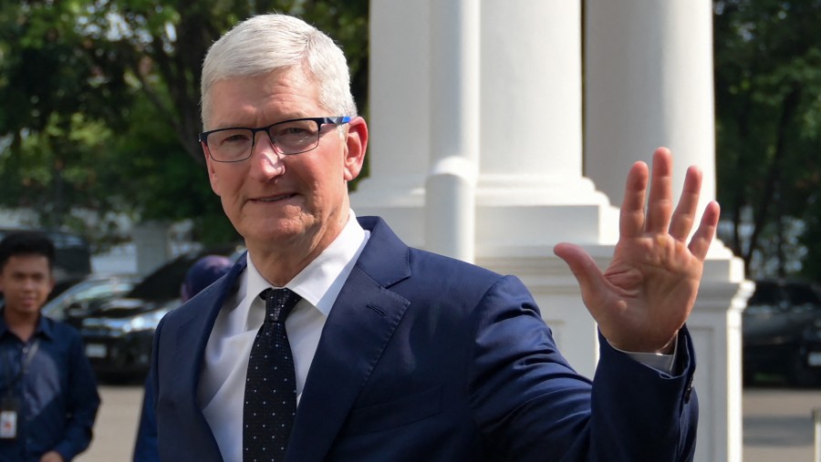 CEO Apple Tim Cook saat bertemu para pejabat di Indonesia bulan April. (Bloomberg)