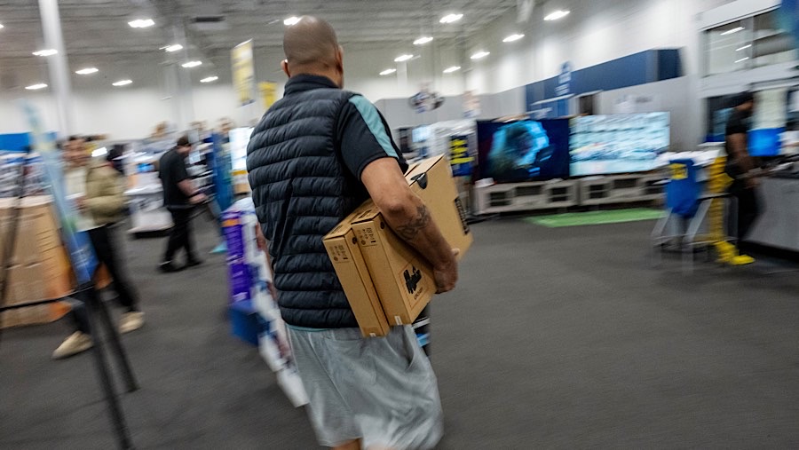 Pembeli di dalam toko Best Buy pada Black Friday di Pinole, California, AS, Jumat (29/11/2024). (David Paul Morris/Bloomberg)