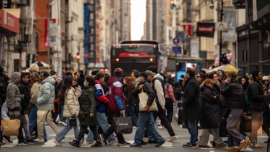 Warga menyeberang jalan pada Black Friday di kawasan SoHo, New York, AS, Jumat (29/11/2024). (Yuki Iwamura/Bloomberg)