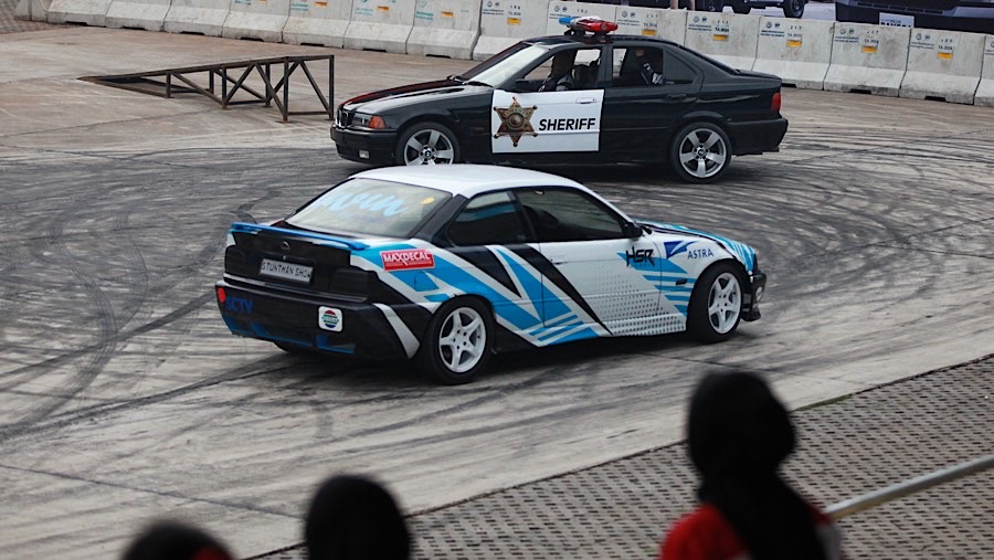 Stuntman menampilkan atraksi berkendara pada Indonesia International Stuntman Show di TMII, Senin (2/12/2024). (Bloomberg Techoz/Andrean Kristianto)