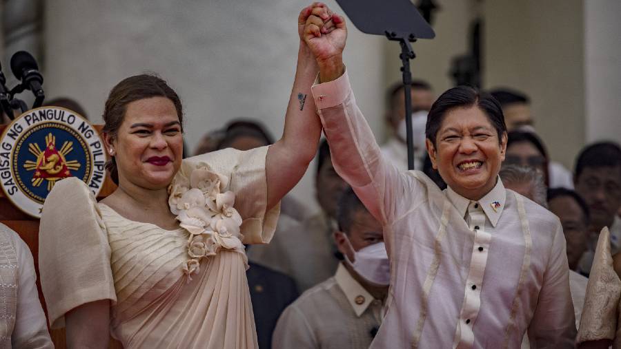 Presiden Filipina Ferdinand Marcos Jr dan wakilnya Sara Duterte pada tahun 2022. (Getty Images via Bloomberg)