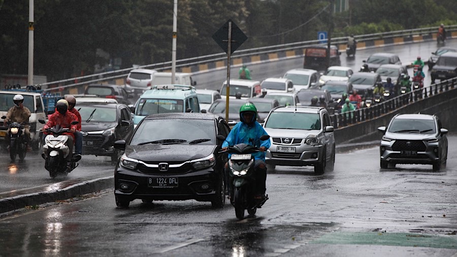 Kendaraan melintas saat hujan di kawasan Casablanca, Jakarta, Selasa (3/12/2024). (Bloomberg Technoz/Andrean Kristianto)