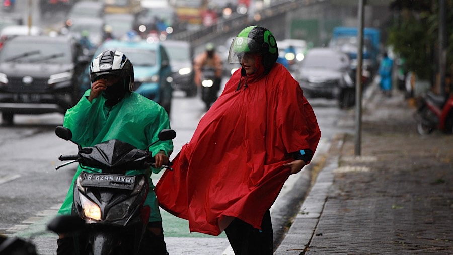 Fenomena angin kencang melanda Jakarta dalam beberapa waktu terakhir. (Bloomberg Technoz/Andrean Kristianto)