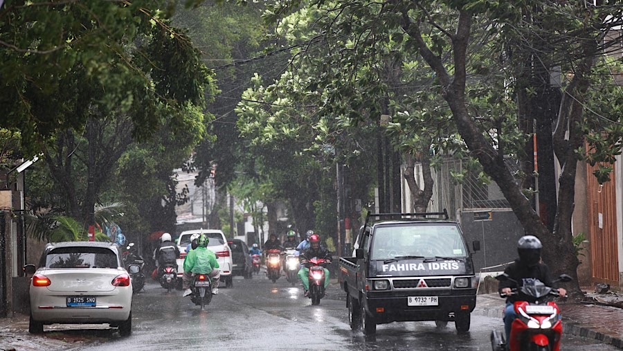 Kendaraan melintas saat hujan di kawasan Casablanca, Jakarta, Selasa (3/12/2024). (Bloomberg Technoz/Andrean Kristianto)
