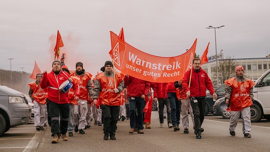 Pekerja menggelar aksi mogok kerja sementara di pabrik Volkswagen AG di Zwickau, Jerman, Senin (2/12/2024). (Iona Dutz/Bloomberg)