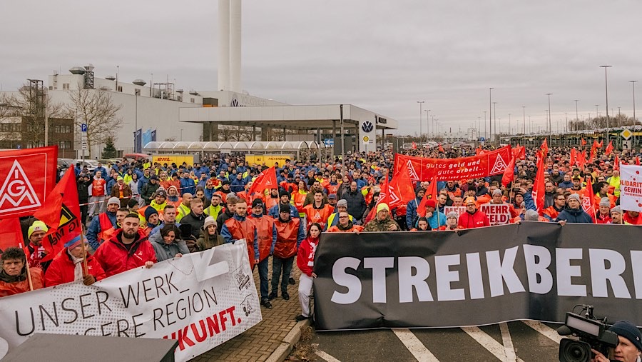 Pekerja menggelar aksi mogok kerja sementara di pabrik Volkswagen AG di Zwickau, Jerman, Senin (2/12/2024). (Iona Dutz/Bloomberg)