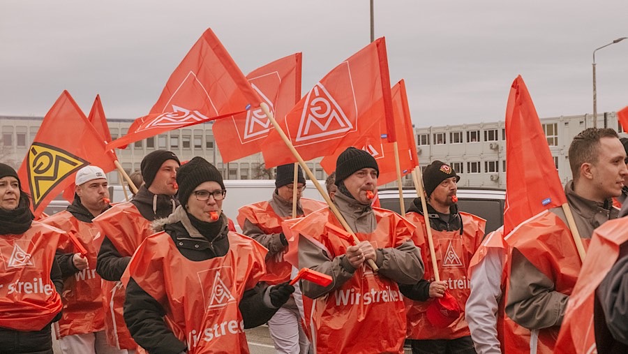 Pekerja menggelar aksi mogok kerja sementara di pabrik Volkswagen AG di Zwickau, Jerman, Senin (2/12/2024). (Iona Dutz/Bloomberg)