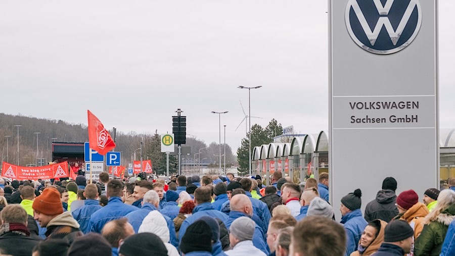 Mogok kerja peringatan akan dimulai di semua pabrik Volkswagen di Jerman. (Iona Dutz/Bloomberg)