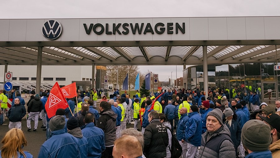 Volkswagen dianggap telah melanggar kesepakatan kolektif oleh serikat pekerja.  (Iona Dutz/Bloomberg)