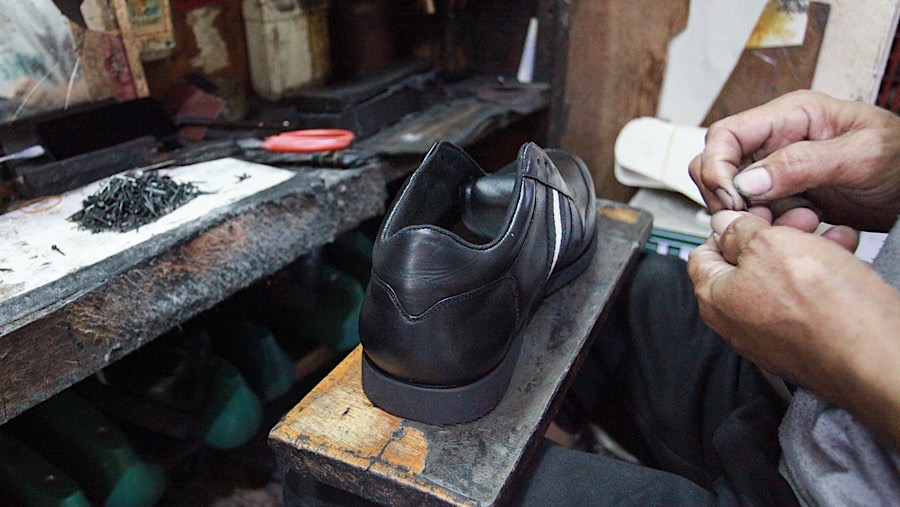 Dalam sehari indutri rumahan ini sapat memproduksi 40 pasang sepatu berbahan kulit sapi. (Bloomberg Technoz/Andrean Kristianto)