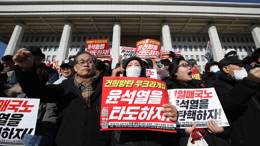 Para pengunjuk rasa berdemonstrasi menuntut penggulingan Presiden Korsel Yoon Suk Yeol. (Chung Sung-Jun/Getty Images via Bloomberg)