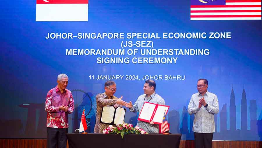 Gan Kim Yong, Menteri Perdaganagn dan Industri Singapura dan Rafizi Ramli Menteri Ekonomi Malaysia (Ore Huiying/Bloomberg)