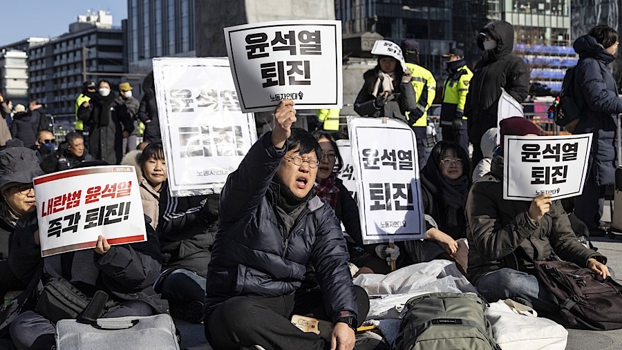 Pedemo menyerukan pengunduran diri Presiden Yoon Suk Yeol saat demo di Gwanghwamun Square, Seoul, Korsel, Rabu (4/12/2024). (Jean Chung/Bloomberg)
