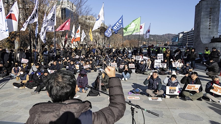 Pedemo menyerukan pengunduran diri Presiden Yoon Suk Yeol saat demo di Gwanghwamun Square, Seoul, Korsel, Rabu (4/12/2024). (Jean Chung/Bloomberg)
