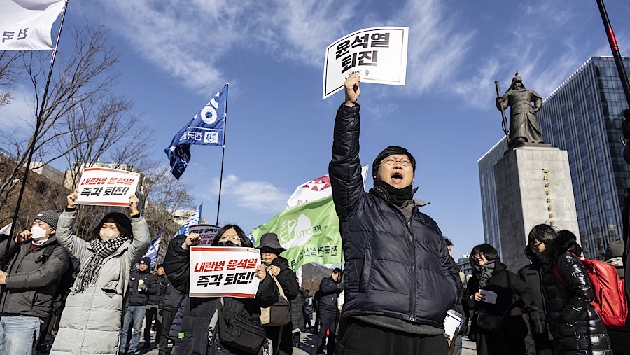 Pedemo menyerukan pengunduran diri Presiden Yoon Suk Yeol saat demo di Gwanghwamun Square, Seoul, Korsel, Rabu (4/12/2024). (Jean Chung/Bloomberg)