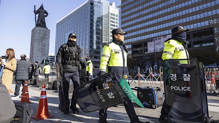 Polisi berjaga saat demo menuntut pengunduran diri Presiden Yoon Suk Yeol di , Seoul, Korea Selatan, Rabu (4/12/2024). (Jean Chung/Bloomberg)