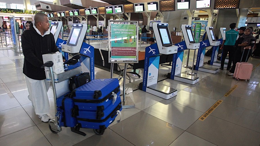 Penumpang pesawat berjalan di selasar Terminal 3 Bandara Soekarno Hatta, Tangerang, Rabu (4/12/2024). (Bloomberg Technoz/Andrean Kristianto)