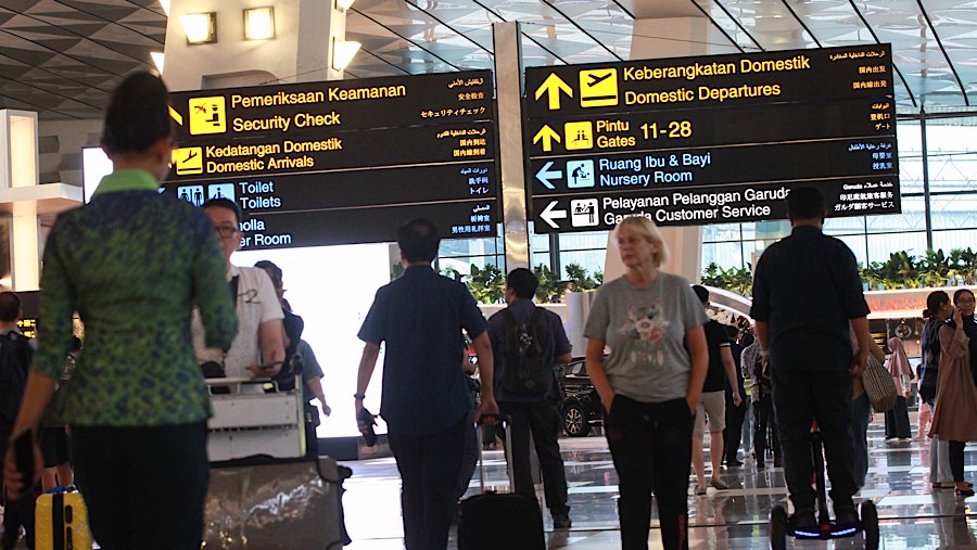 Penumpang pesawat berjalan di selasar Terminal 3 Bandara Soekarno Hatta, Tangerang, Rabu (4/12/2024). (Bloomberg Technoz/Andrean Kristianto)