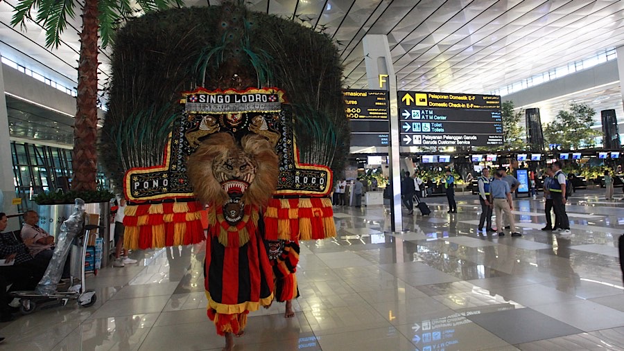 Reog Ponorogo di Terminal 3 Bandara Soekarno Hatta, Tangerang, Rabu (4/12/2024). (Bloomberg Technoz/Andrean Kristianto)