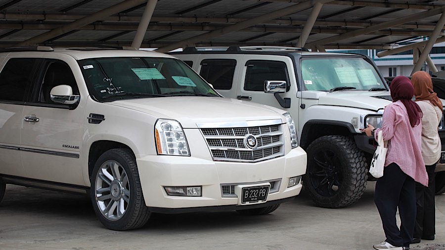 Mobil Cadillac Escalade tahun 2011 juga ditawarkan dengan harga awal Rp401.134.000. (Bloomberg Technoz/Andrean Kristianto)