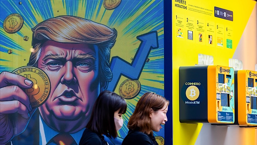 Mural Presiden terpilih AS Donald Trump memegang token Bitcoin di toko Coinhero di Hong Kong, Tiongkok, Kamis (5/12/2024. (Paul Yeung/Bloomberg)