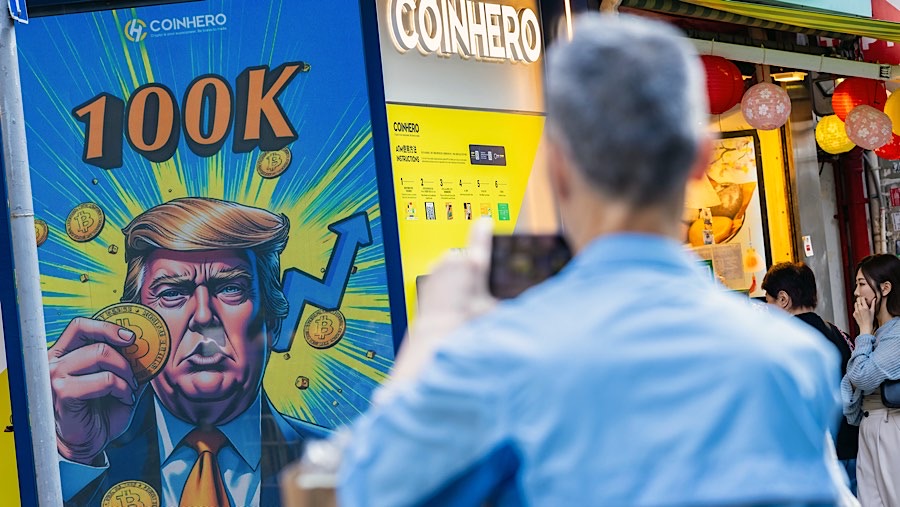 Mural Presiden terpilih AS Donald Trump memegang token Bitcoin di toko Coinhero di Hong Kong, Tiongkok, Kamis (5/12/2024. (Paul Yeung/Bloomberg)