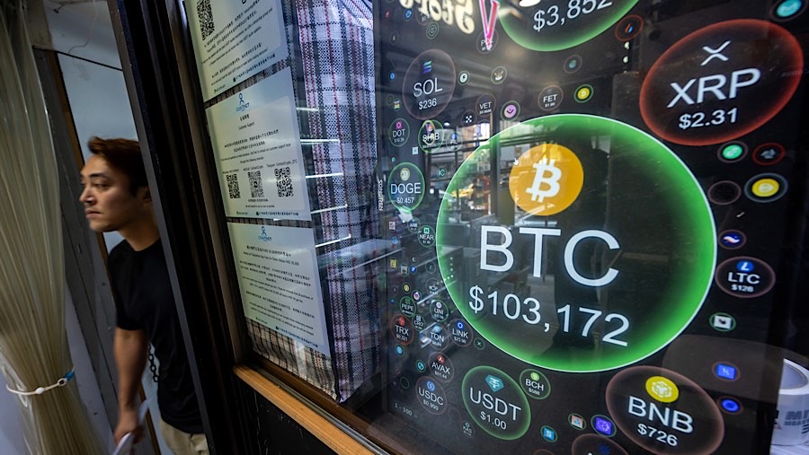 Harga Bitcoin terhadap dolar AS di layar di toko pertukaran mata uang kripto di Hong Kong, Tiongkok, Kamis (5/12/2024. (Paul Yeung/Bloomberg)