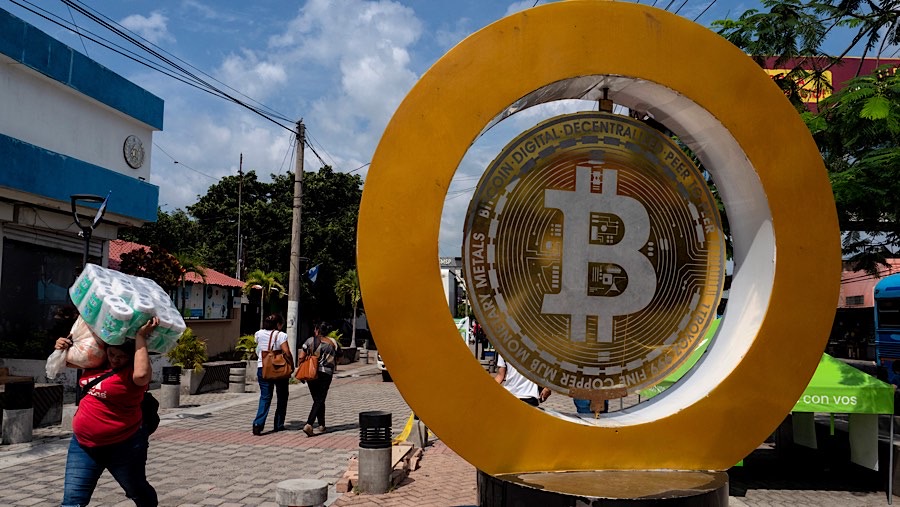 Patung Bitcoin di San Bartolo Plaza di Ilopango, El Salvador, Senin (11/11/2024). (Juan Carlos/Bloomberg)