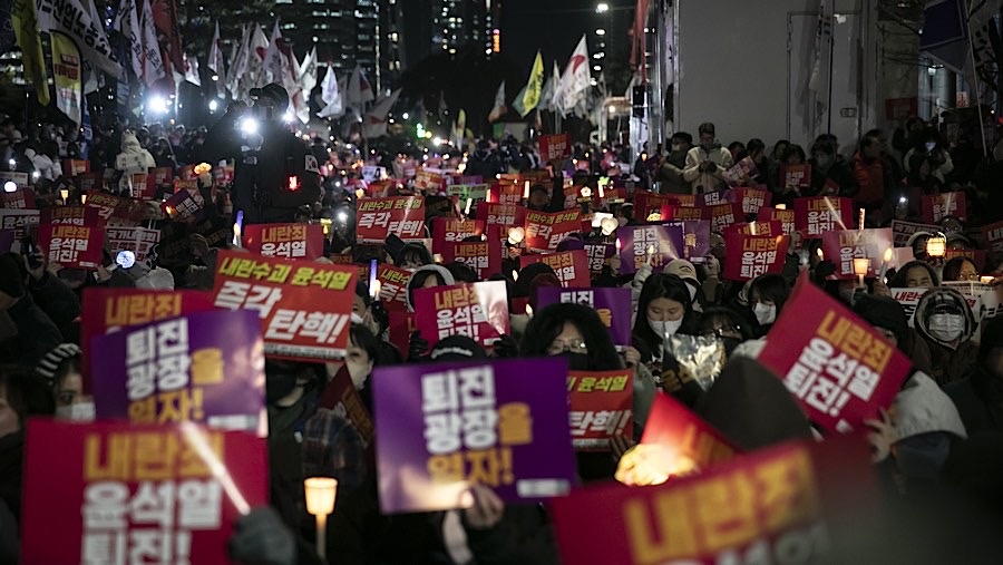 Pedemo menyerukan pengunduran diri Presiden Yoon Suk Yeol di luar gedung Majelis Nasional, Seoul, Korsel, Jumat (6/12/2024). (Woohae Cho/Bloomberg)