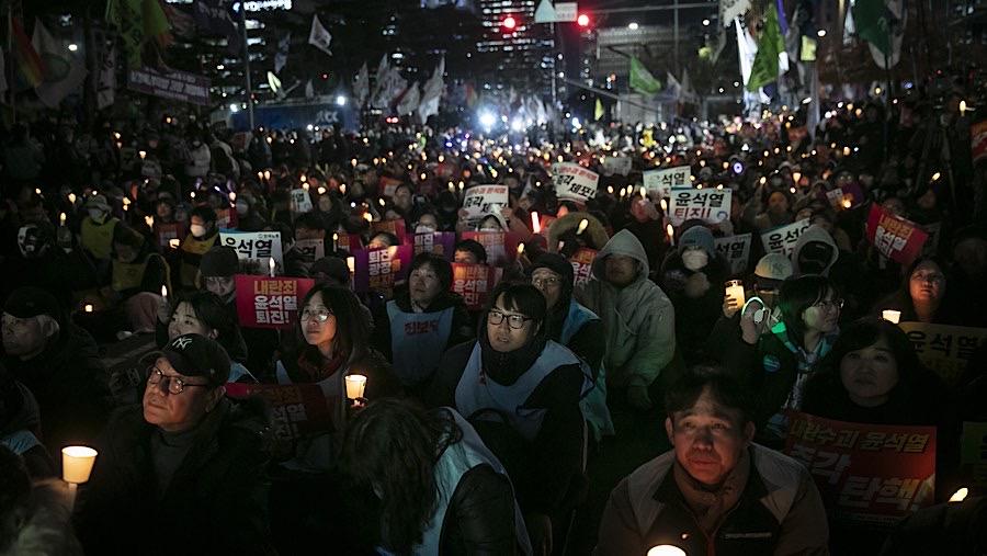 Pedemo menyerukan pengunduran diri Presiden Yoon Suk Yeol di luar gedung Majelis Nasional, Seoul, Korsel, Jumat (6/12/2024). (Woohae Cho/Bloomberg)