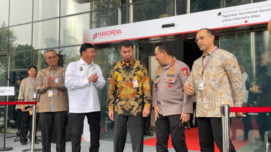 Budi Gunawan (berkemeja putih) di gedung KPK. (Azura/Bloomberg Technoz)