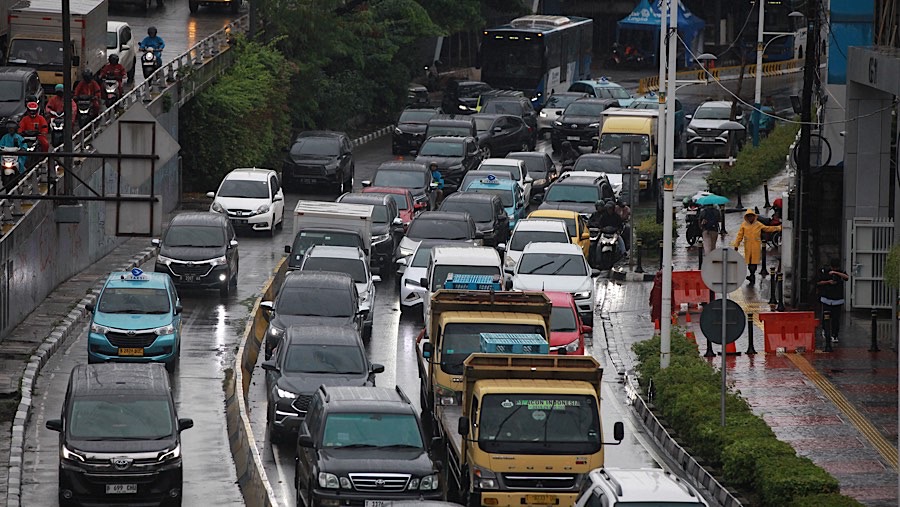 Suasana kemacetan lalu lintas di kawasan Grogol, Jakarta, Senin (9/12/2024). (Bloomberg Technoz/Andrean Kristianto)