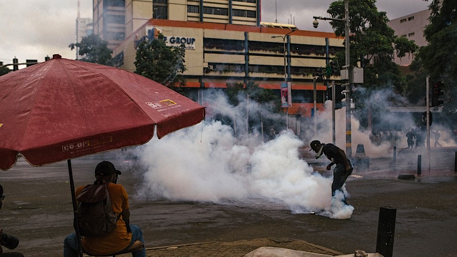 Polisi membubarkan pedemo menentang RUU pajak di Kawasan Pusat Bisnis Nairobi, Kenya, Selasa (25/6/2024). (Kang-Chun Cheng/Bloomberg)