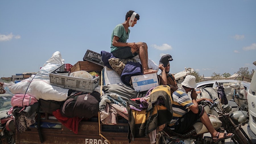 Pengungsi meninggalkan distrik Hamad usai perintah evakuasi dari tentara Israel di Khan Younis, Gaza, Minggu (11/8/2024). (Ahmad Salem/Bloomberg)